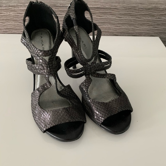 💜⬇️⬇️TAHARI PEWTER SNAKESKIN HIGH HEELS - Picture 4 of 4